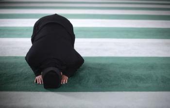 شخص يتبع شروط الاعتكاف في المسجد