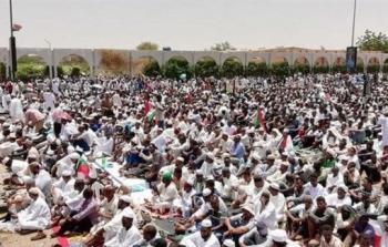سودانيين يؤدون موعد صلاة عيد الفطر 2023 السودان