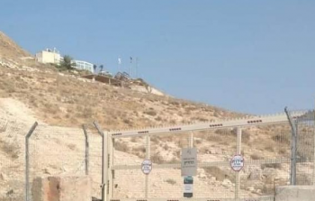 الاحتلال ينصب بوابة حديدية في الخضر جنوب بيت لحم