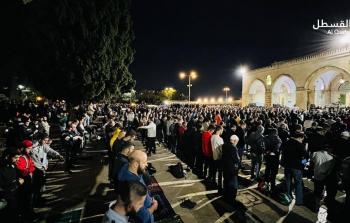 الآلاف يؤدون صلاتي العشاء والتراويح في المسجد الأقصى الليلة