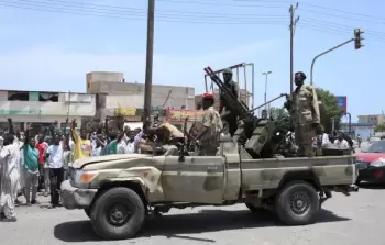 مركبة تابعة للجيش السوداني في مدينة بورتسودان شرقي البلاد (الفرنسية)