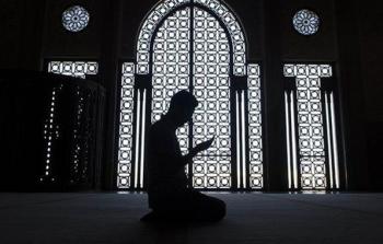 صورة شخص يعتكف في المسجد خلال شهر رمضان