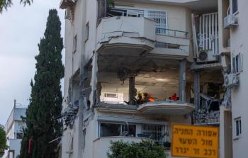 أثار الدمار الذي خلفه الصاروخ في رحوفوت جنوب تل أبيب