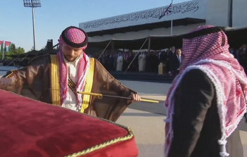 بمناسبة حفل زفاف الأمير حسين.. الملك الأردني يهدي نجله السيف الهاشمي