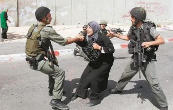 الاحتلال يعتدي بالضرب على سيدة مسنة