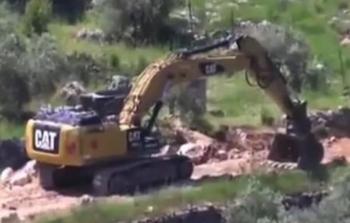 الاحتلال يواصل تجريف أراضٍ في قرية سنيريا جنوب قلقيلية