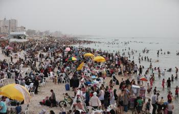 اصطياف الغزيين على شاطئ بحر غزة في ظل ارتفاع درجات الحرارة