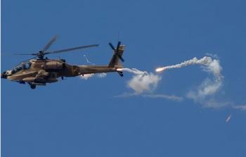 طائرة أباتشي تطلق النار خلال العملية العسكرية في جنين اليوم (الأوروبية)