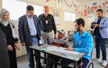 قصي أبو ريدة يتحدى الإعاقة ويتفوق في الثانوية العامة 2023