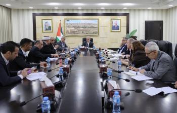 رئيس الوزراء محمد اشتية خلال ترؤسه اجتماع اللجنة الوزارية بشأن إعادة إعمار مخيم ومدينة جنين