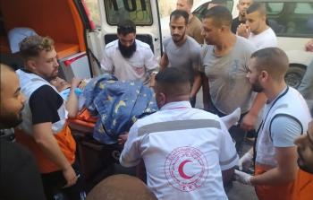 نقل مصاب من مخيم عسكر إلى المستشفى