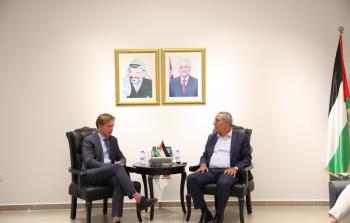 جانب من لقاء الشيخ مع ممثل الاتحاد الأوروبي لدى فلسطين