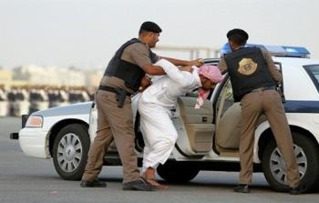 شرطة الرياض تلقي القبض على عصابة امتهنت السلب
