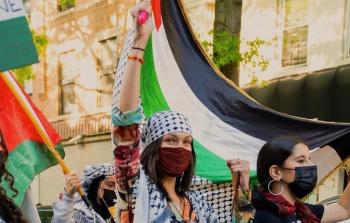 بيلا حديد خلال تضامنها مع فلسطين بإحدى المظاهرات