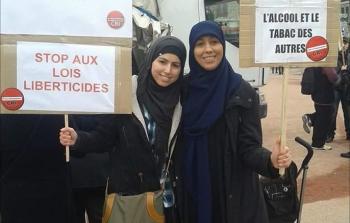 فرنسا تحظر لبس العباءة الإسلامية في المدارس