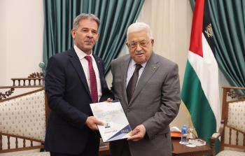 الرئيس عباس مع رائد رضوان - أرشيف