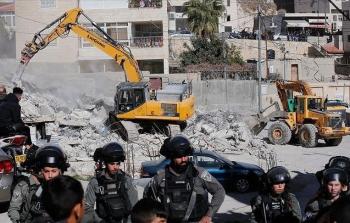 قوات الاحتلال تهدم مسكنين وتقتلع أشجار زيتون غرب الخليل