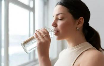 وفاة امرأة بسبب شرب كميات كبيرة من الماء.. ما القصة؟