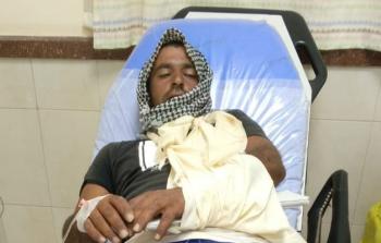 المواطن دراغمة يتلقى العلاج في المستشفى بعد إصابته في اعتداء للمستوطنين في الأغوار الشمالية