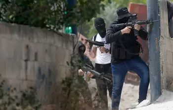 مسلحون فلسطينيون خلال تصديهم لقوات الاحتلال - أرشيف