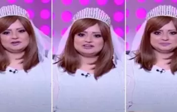 مذيعة ترتدي فستان زفاف خلال تقديمها برنامج على الهواء مباشرة