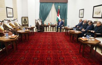 الرئيس الفلسطيني محمود عباس يستقبل وزير الخارجية البحريني