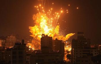 آخر أخبار غزة وإسرائيل الآن - خلال قصف الاحتلال في غزة (Getty Images)