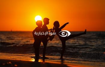 نازحون يستغلون الهدنة في غزة للاستجمام على شاطئ البحر