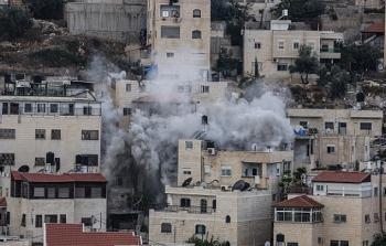 الضفة الغربية - حملة اعتقالات وتفجير منزل أسير في عقربا