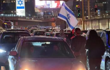 إسرائيليون يغلقون شارعين رئيسيين في تل أبيب