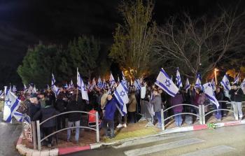 عائلات الأسرى الإسرائيليين تطالب بالاجتماع مع كابينت الحرب