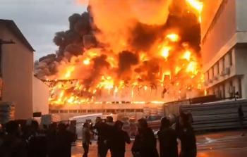 اندلاع حريق ضخم في مصنع رويال للمواد البلاستيكية في الخليل