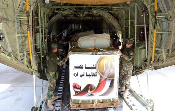 الجيش المصري يسقط مساعدات إنسانية على شمال غزة