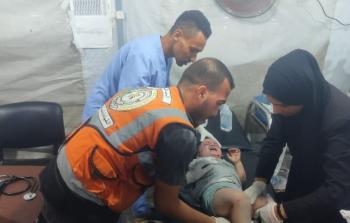 طواقم الدفاع المدني بمحافظة الوسطى تتمكن من انتشال 5 شهداء و 4 اصابات جراء استهداف منزل يعود لال