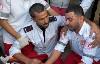 وداع بلا مقدمات.. عندما حمل متطوع الهلال الأحمر الفلسطيني والدته دون أن يعرفها