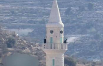 مستوطنون يعتلون مئذنة مسجد في الخليل