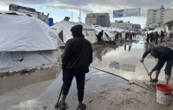 غرق خيام النازحين في مدينة غزة جرّاء المنخفض الجوي