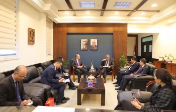 لقاء وزير الأشغال مع السفير الصيني لدى السلطة