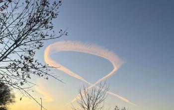 طائرات إسرائيلية ترسم رمز الأسرى المحتجزين في سماء عشرات المدن