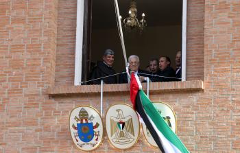 الرئيس عباس خلال اقتتاحه المبنى الجديد للسفارة