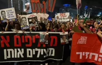محتجون في تل أبيب يطالبون بإعادة الأسرى وإنهاء الحرب