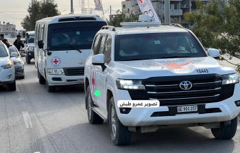 وصول الأسرى الفلسطينيين المُفرج عنهم إلى غزة عبر الصليب الأحمر