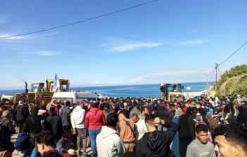 فلسطينيون يحتشدون قرب محور نتساريم انتظارا لعودتهم إلى مدينة غزة وشمال القطاع