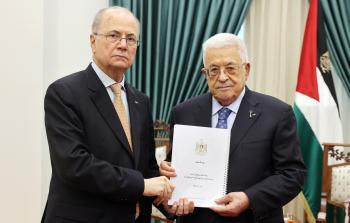 الرئيس عباس يتسلم من رئيس الوزراء خطة إغاثة غزة