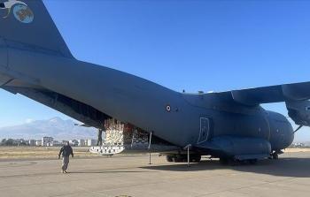 طائرة مساعدات غذائية لغزة تصل الأردن