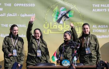 الأسيرات الإسرائيليات الأربع على منصة التسليم