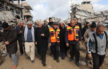 رئيس بلدية غزة يمشي وسط الدمار