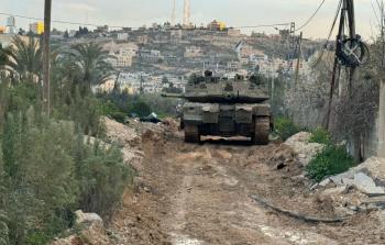 دبابة إسرائيلية تنفذ أعمال تجريف في الضفة