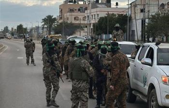 عناصر القسام قبيل عملية تسليم الأسرى وسط قطاع غزة