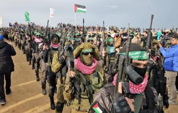 عناصر القسام خلال عملية التسليم اليوم